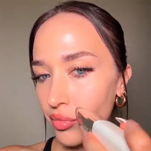 Brightens & Protects